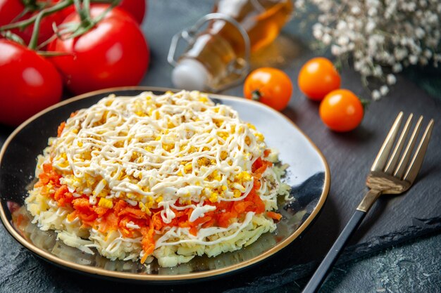 Vorderansicht leckeren Mimosensalat in der Platte auf dunkelblauer Oberfläche Küchenfoto Geburtstagsessen Feiertagsessen Mahlzeit Küche Fleischfarbe