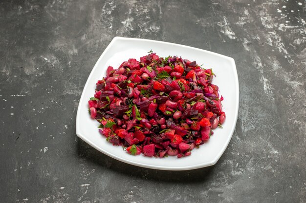 Kostenloses Foto vorderansicht leckeren vinaigrette-salat mit rüben und bohnen auf grauem hintergrund