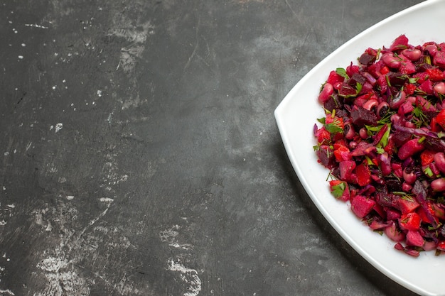 Vorderansicht leckeren Vinaigrette-Salat mit Rüben und Bohnen auf grauem Hintergrund