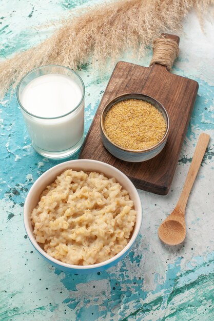 Vorderansicht leckerer Brei mit Milch auf blauer Oberfläche Frühstück Mahlzeit Mahlzeit Milch