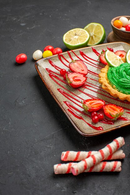 Vorderansicht leckerer cremiger Kuchen mit Früchten