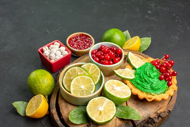 Vorderansicht leckerer cremiger Kuchen mit Früchten