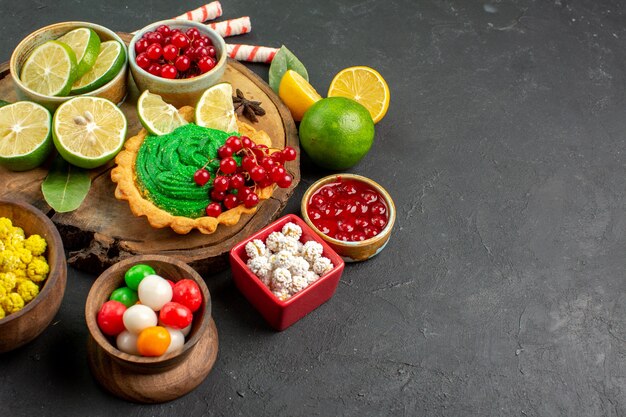 Vorderansicht leckerer cremiger Kuchen mit Früchten