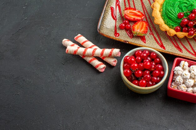 Vorderansicht leckerer cremiger Kuchen mit Früchten