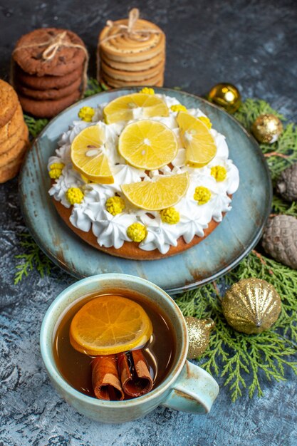 Vorderansicht leckerer cremiger Kuchen mit Keksen und Tee