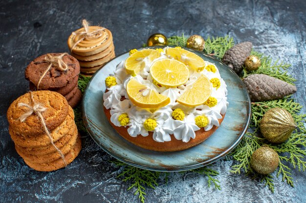 Vorderansicht leckerer cremiger kuchen mit keksen