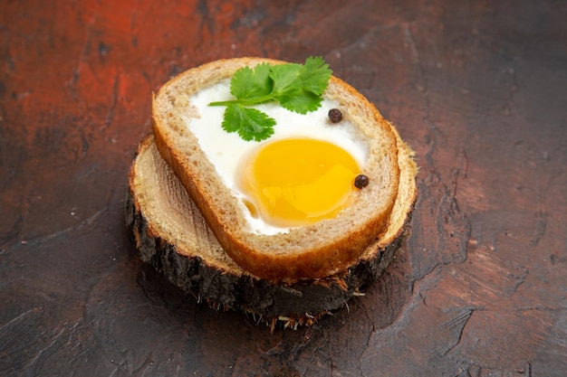 Vorderansicht leckerer eiertoast auf dunkelbraunem hintergrund frühstück essen foto morgen salat mahlzeit farbe mittagessen
