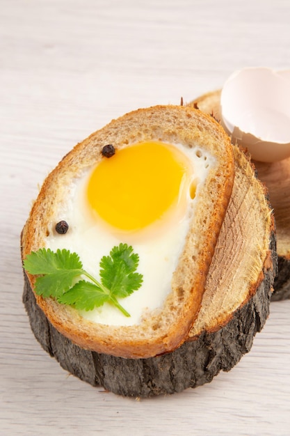 Vorderansicht leckerer Eiertoast auf weißem Hintergrund Morgenmahlzeit Farbe Salat Essen Foto Mittagessen