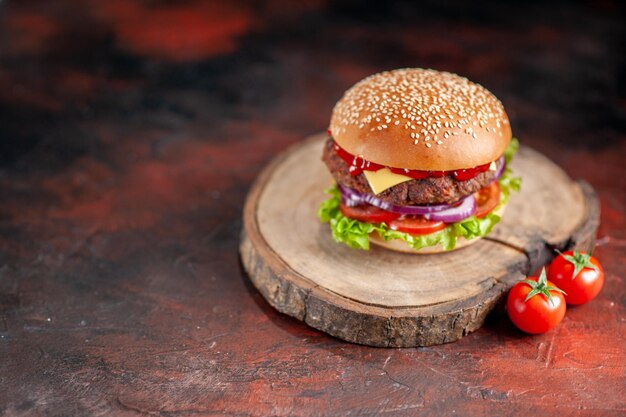 Vorderansicht leckerer Fleisch-Cheeseburger auf dunklem Hintergrund Snack Fast-Food-Sandwich Burger Toast Salatgericht