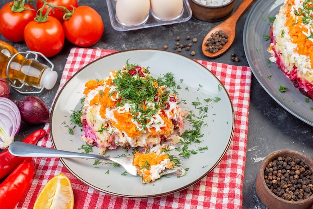 Vorderansicht leckerer Gemüsesalat mit Granatäpfeln auf dunklem Hintergrund Essen Mittagessen Neujahr Snack Farbsalat Foto Mahlzeit