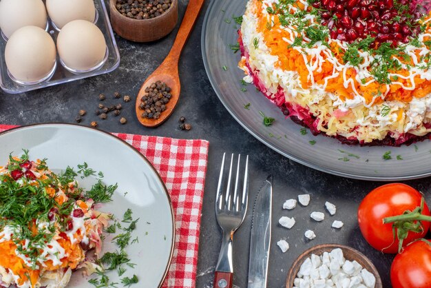 Vorderansicht leckerer Gemüsesalat mit Granatäpfeln auf grauem Hintergrund Essen Mittagessen Neujahr Snack Mahlzeit Farbsalat Foto