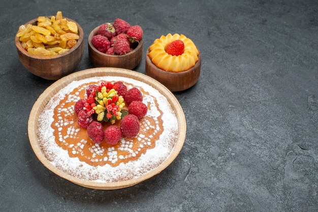 Vorderansicht leckerer Himbeerkuchen mit Rosinen auf grauem Hintergrund Torte Tee Keks Kuchen Cookie süß