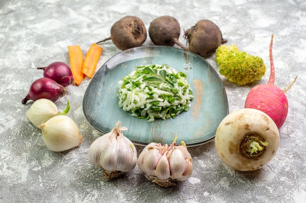 Vorderansicht leckerer Kohlsalat mit frischem Gemüse