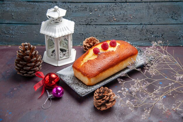 Vorderansicht leckerer Kuchen, lang auf dem dunklen Hintergrund Kuchen Keks Zuckerplätzchen Kuchen süßer Tee geformt