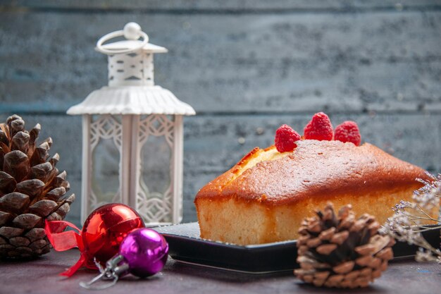 Vorderansicht leckerer Kuchen lang auf dunklem Boden Kuchen Keks Zuckerplätzchen Kuchen süßer Tee geformt