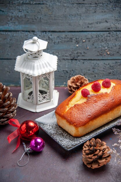 Vorderansicht leckerer Kuchen lang auf dunklem Hintergrund Kuchen Keks Zuckerkekse Kuchen süßer Tee geformt