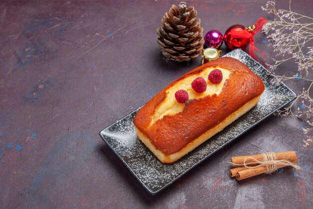 Vorderansicht leckerer Kuchen lang auf dunklem Hintergrund Kuchen Zuckerplätzchenkuchen süßer Teekeks geformt