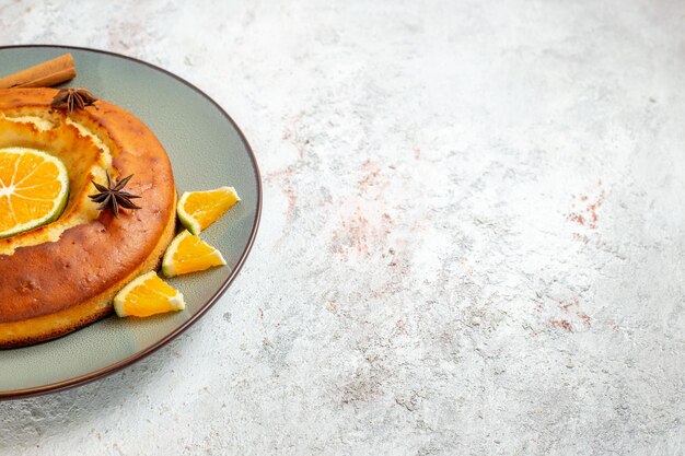 Vorderansicht leckerer Kuchen leckeres Dessert für Tee mit Orangenscheiben auf weißem Hintergrund Obstkuchen Kuchen Keks süßer Dessert Tee