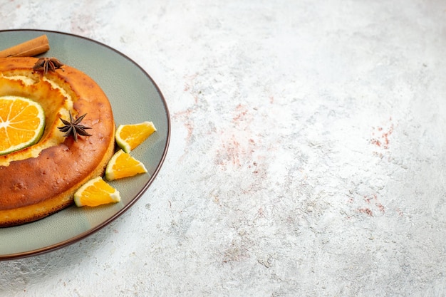 Vorderansicht leckerer Kuchen leckeres Dessert für Tee mit Orangenscheiben auf weißem Hintergrund Obstkuchen Kuchen Keks süßer Dessert Tee