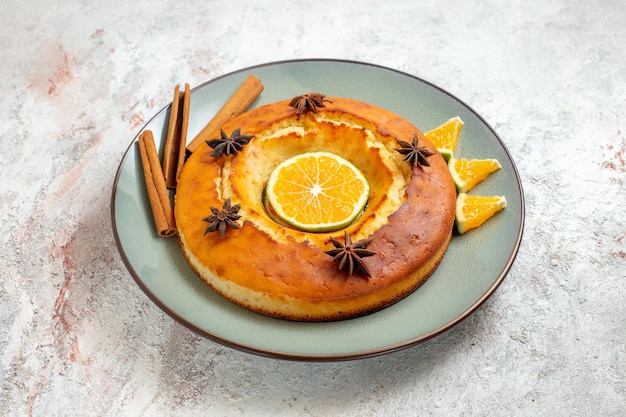 Vorderansicht leckerer Kuchen leckeres Dessert für Tee mit Orangenscheiben auf weißem Hintergrund Obstkuchen Kuchen Keks süßer Dessert Tee