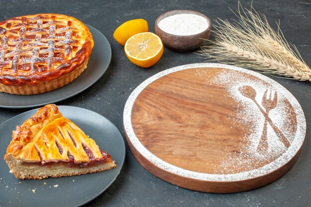 Vorderansicht leckerer Obstkuchen mit Marmelade auf grauem Tischkuchenteig Dessert Keks Zuckerkuchen Tee süß backen