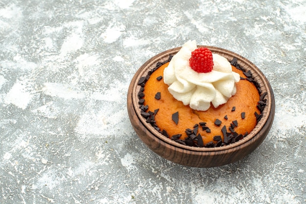 Kostenloses Foto vorderansicht leckerer rosinenkuchen mit sahne auf weißem hintergrund kuchen keks tee süßer kuchen zucker