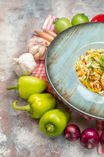 Vorderansicht leckerer salat mit frischem gemüse auf hellem hintergrundgericht foto diät lebensmittelfarbe mahlzeit gesundheit