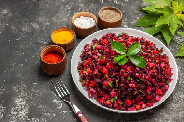 Vorderansicht leckerer Vinaigrette-Rübensalat mit Bohnen auf dunklem Hintergrund