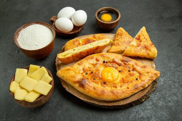 Vorderansicht leckeres Eierbrot mit Käse und Mehl auf der Grauzone gebacken