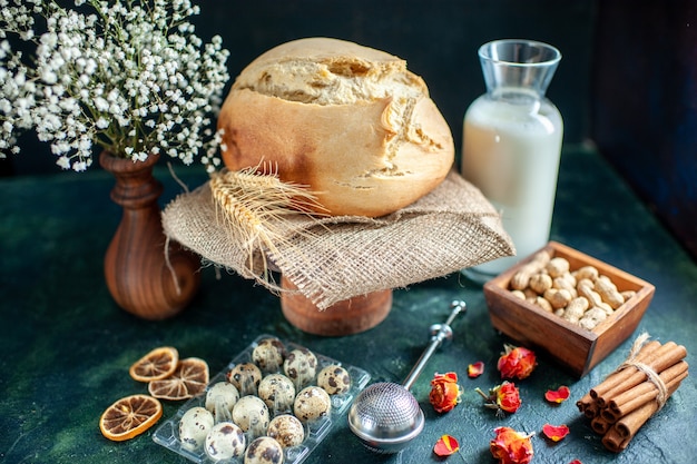 Vorderansicht leckeres frisches Brot mit Nüssen und Milch auf dunkler Oberfläche