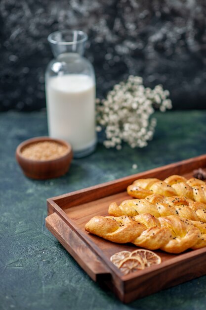 Vorderansicht leckeres Gebäck auf dunkelblauem Backteigkuchen Ofentee süßer Hotcake Pie