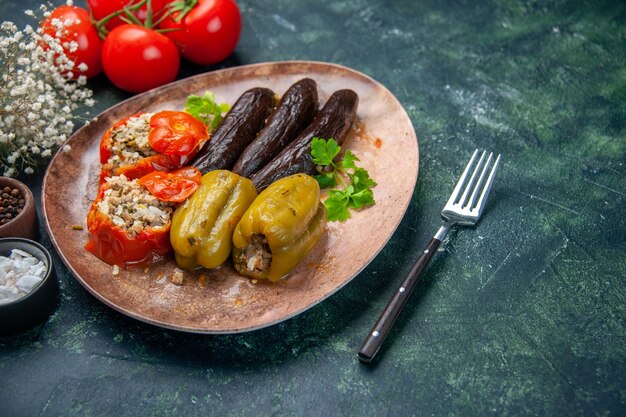 Vorderansicht leckeres Gemüse Dolma Mahlzeit mit Hackfleisch auf blauem Hintergrund gefüllt