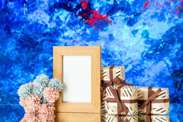 Vorderansicht leerer Bilderrahmen Urlaub präsentiert Blumen auf blauem abstraktem Hintergrund Kopie Platz