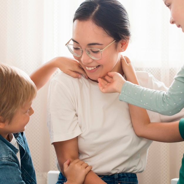 Vorderansicht Lehrer spielt mit Kindern