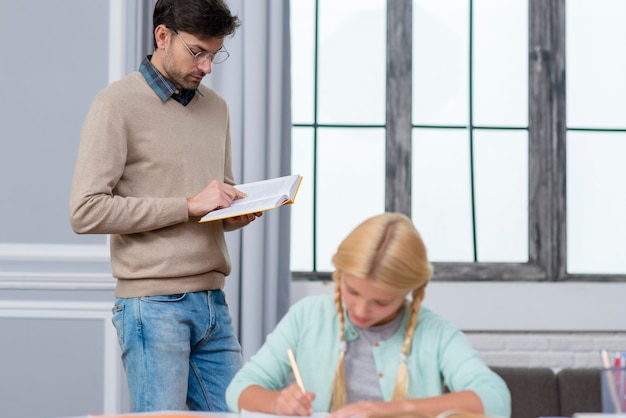 Vorderansicht Lehrer stehend und Kind, das ihm zuhört