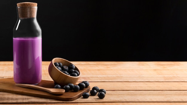 Vorderansicht lila Smoothie und Blaubeeren mit Kopierraum