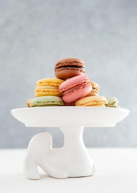 Vorderansicht Macarons auf minimalistischem Hintergrund