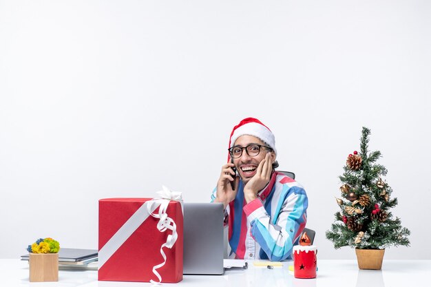 Vorderansicht männlicher Arbeiter sitzt an seinem Platz mit Laptop reden