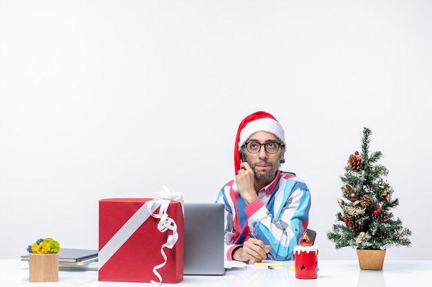 Vorderansicht männlicher Arbeiter sitzt an seinem Platz mit Laptop reden