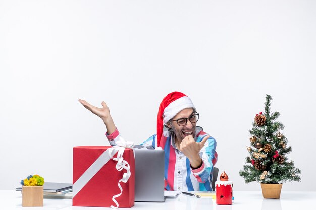 Vorderansicht männlicher Arbeiter sitzt in seinem Arbeitsplatz Job Weihnachtsgeschäft Emotion