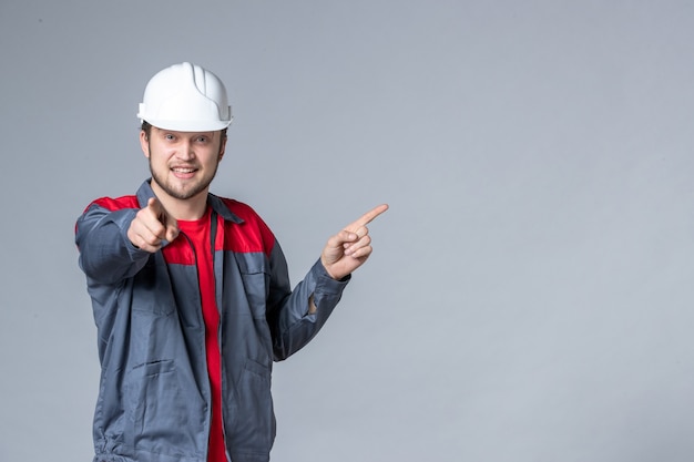 Vorderansicht männlicher Baumeister in Uniform auf hellem Hintergrund