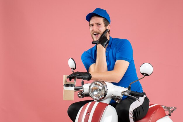 Vorderansicht männlicher Kurier in blauer Uniform, der Kaffee auf rosa Job hält Fast-Food-Lieferservice für Fahrradservice Farbarbeit