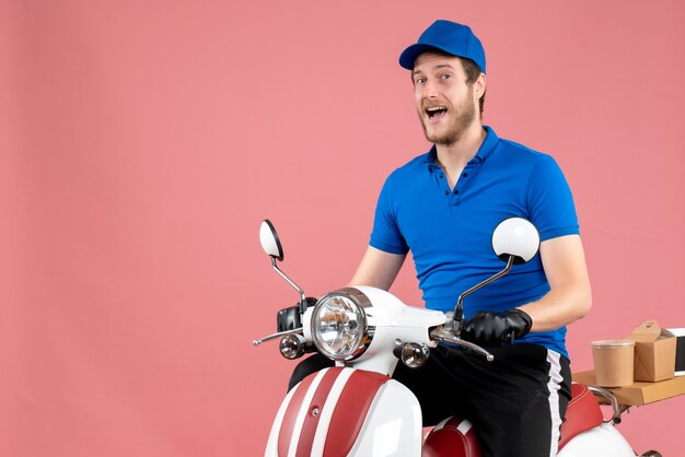 Vorderansicht männlicher kurier in blauer uniform fahrrad auf rosa