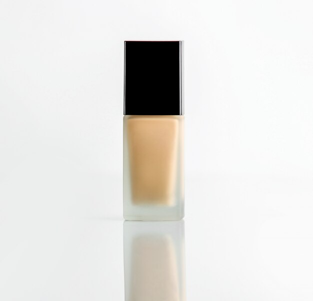 Vorderansicht Make-up Foundation Glasflasche mit schwarzem Kunststoff