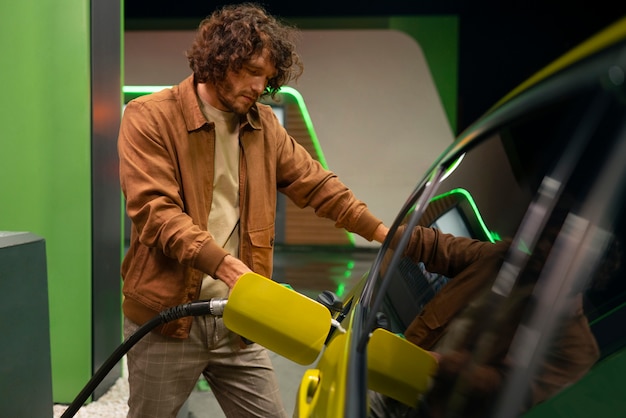 Kostenloses Foto vorderansicht mann an der tankstelle