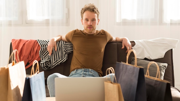 Vorderansicht Mann auf der Couch