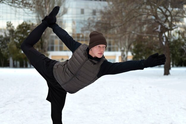 Vorderansicht Mann beim Yoga im Freien