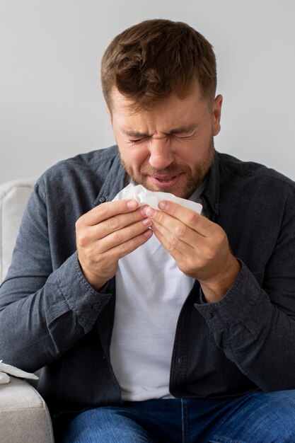 Vorderansicht Mann, der an Allergie leidet