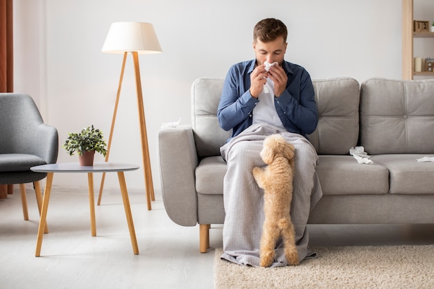 Vorderansicht Mann, der an Allergie leidet