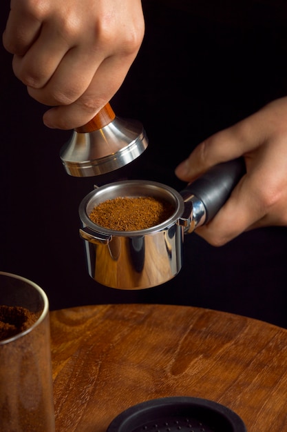 Vorderansicht Mann, der Kaffee macht